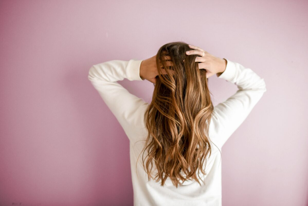 Woda różana na włosy – jak stosować i jakie daje efekty?