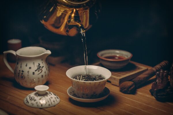 Herbata ziołowa na trawienie, czyli co pić na żołądek, jelita i wzdęcia