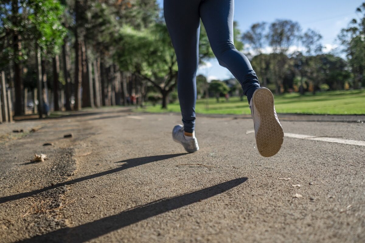 Co na pocenie nóg i stóp sprawdza się najlepiej? Naturalne sposoby!