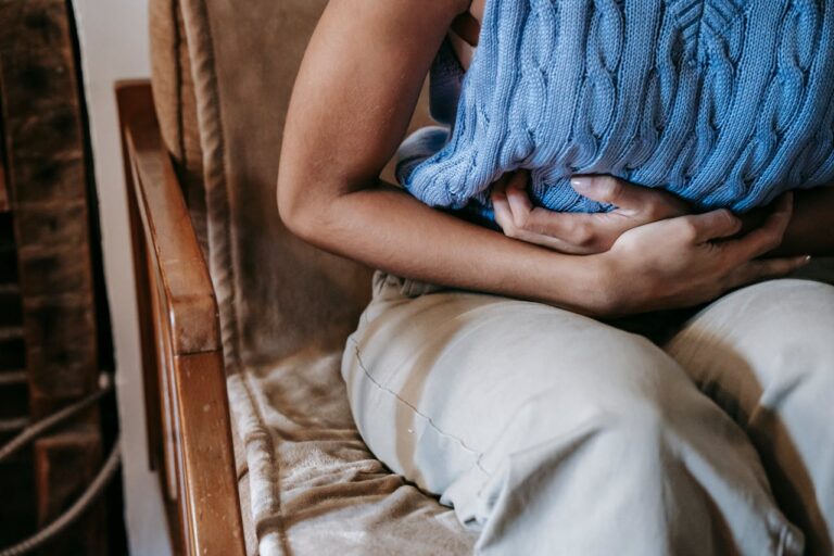 Jakie zioła na bolesne miesiączki? Naturalne sposoby na bóle menstruacyjne